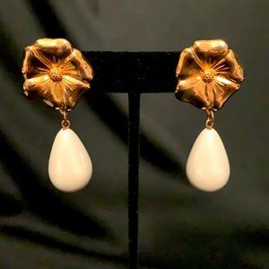 Gold tone Flower and faux pearl dangling earrings.